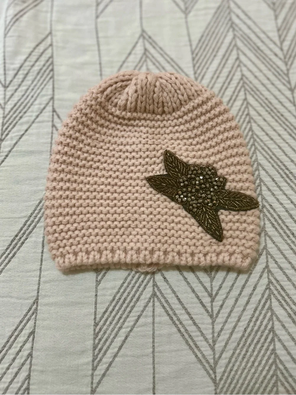 David and Young Blush Pink Sequined Floral Leaf Patch Chunky Knit Beanie Hat OS